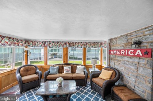 5 Lexington Ave, Pittsburgh PA 15215-3218 exterior