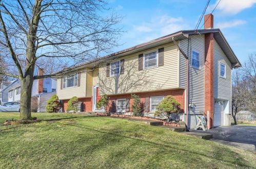 26 Park Circle Dr, Middletown, NY 10940-2911