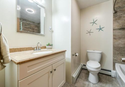 19 Mnr Dr, Poughkeepsie NY 12603-3712 exterior