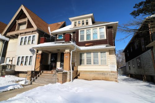 4420 Lloyd St, Milwaukee, WI 53208-1207