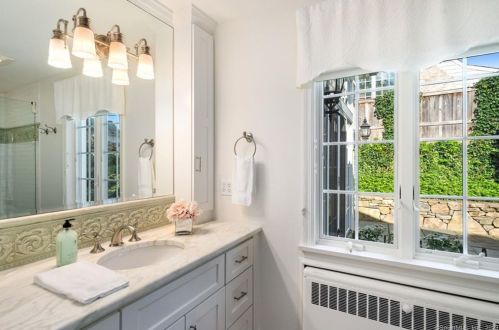 31 Crst Rd, Norwalk CT 06853-1207 exterior