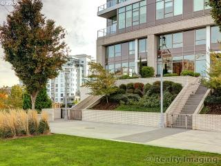 949 Overton St, Portland OR  97209-3198 exterior