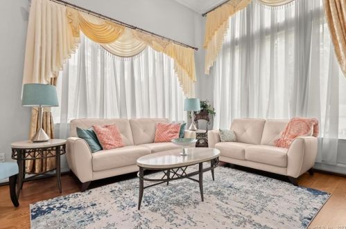 25 Bobwhite Dr, Norwalk CT 06851-2219 exterior