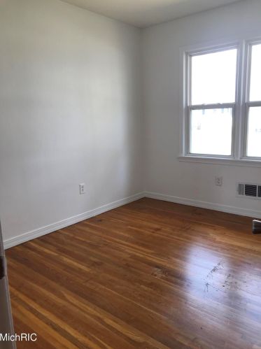 4421 Blaine Ave, Grand Rapids MI 49508-4568 exterior