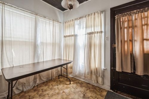 7937 Crandon Ave, Chicago IL 60617-1147 exterior