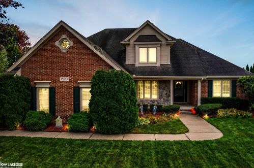 18006 Thomas Dr, Macomb Township, MI 48044-5501