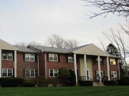 70 Carroll Ave, Middletown, RI 02840-6441