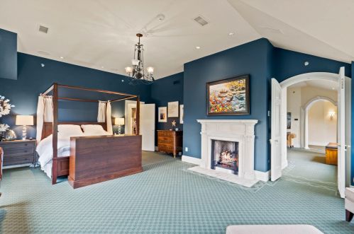 9303 Vly Hl Rd, Milwaukee WI 53217-1039 exterior