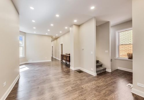 8740 Escanaba Ave, Chicago IL  60617-3115 exterior