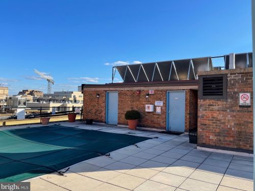 1718 P St, Washington DC  20036-1304 exterior