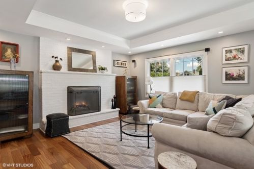 661 Saylor Ave, Elmhurst, IL 60126-4304