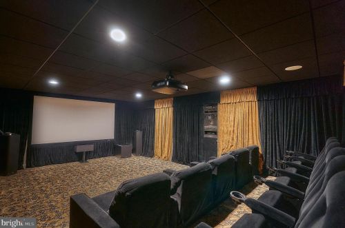 2221 Jefferson Ln, Huntingdon Valley PA 19006-6038 exterior