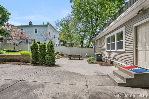 1006 Cherry St, Grand Rapids MI 49506-1450 exterior