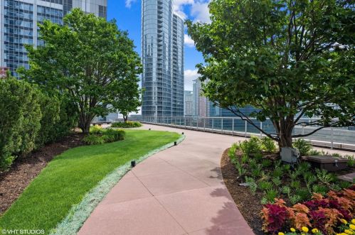 240 Illinois St, Chicago IL  60611-5063 exterior