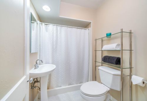 910 Davis St, Kalamazoo MI 49008-1195 exterior