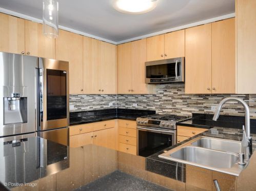 420 Waterside Dr, Chicago IL  60601-4700 exterior