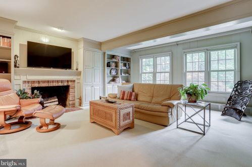 8909 Linton Ln, Alexandria VA 22308-2438 exterior