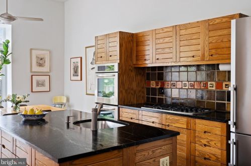 1708 Green St, Philadelphia PA 19130-7023 exterior