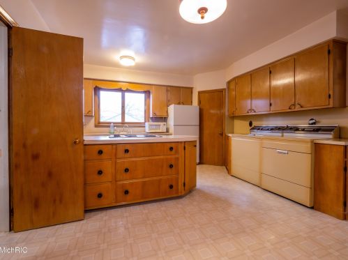 320 Elizabeth St, Sylvan Beach MI 49461-1311 exterior