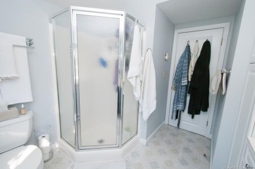 1 Ambler Dr, Norwalk CT 06851-5201 exterior