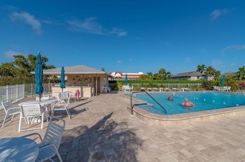 5590 Rattlesnake Hammock Rd, Naples FL 34113-7481 exterior