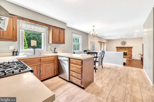 47 Crestwood Dr, Trenton NJ 08690-1936 exterior