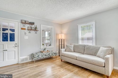 6014 Kings Hwy, Alexandria VA  22303-2232 exterior