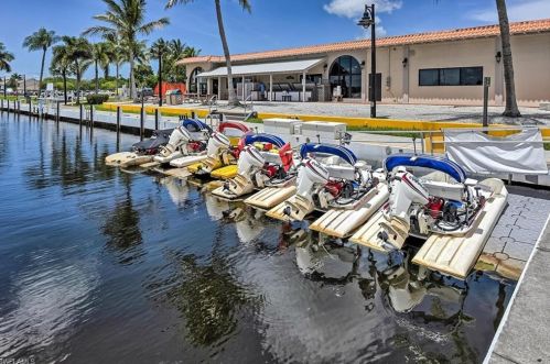 25000 Tamiami Trl, Naples FL 34103-4409 exterior