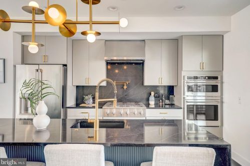 654 13 St, Philadelphia PA 19123-2427 exterior