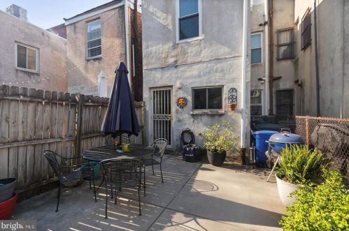 205 Carpenter St, Philadelphia PA 19146-2516 exterior