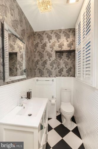 2109 Locust St, Philadelphia PA 19103-4802 exterior