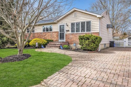 209 Railroad Ave, Babylon, NY 11702-2001