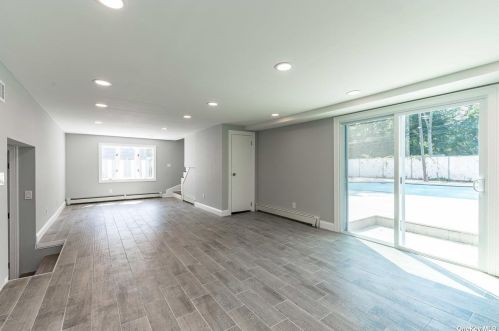 8 Fernwood Dr, Commack NY  11725-4714 exterior