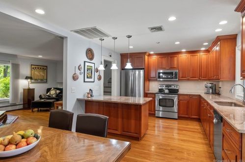 47 Nursery St, Norwalk CT 06850-1707 exterior