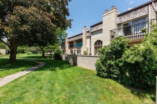 1201 Oakwood Ct, Rochester MI 48307-2539 exterior