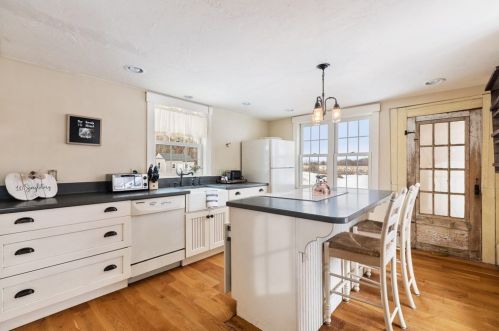 10 Singletary Ave, Sutton MA 01590-1842 exterior