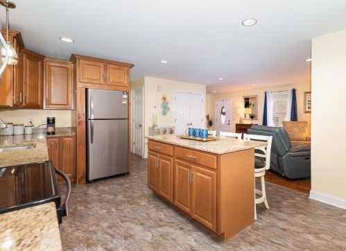 67 Ledge Rd, Seabrook NH 03874-4314 exterior