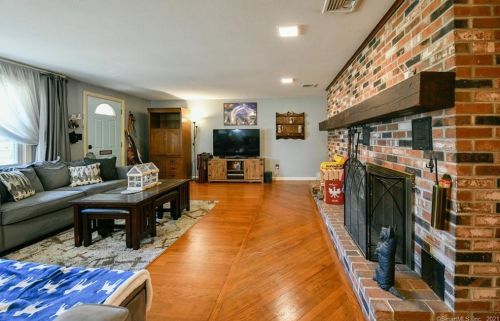 9 Hamilton Ct, Enfield CT 06082-3910 exterior