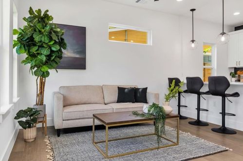 1308 13 St, Austin TX 78702-2553 exterior