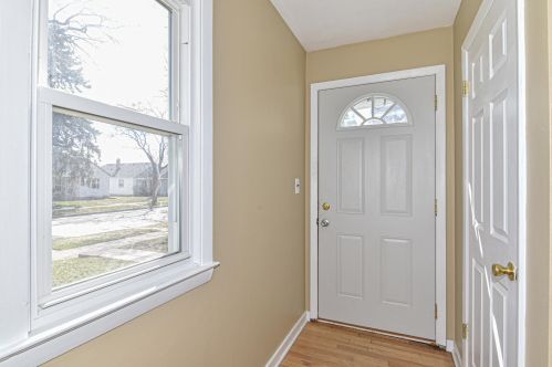 3825 81st St, Milwaukee, WI 53222-2929