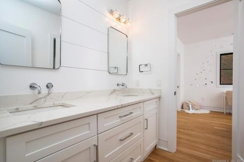 232 Bayberry Ln, Westport CT 06880-4033 exterior