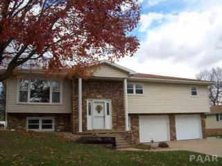203 Country Club Dr, Pekin, IL 61554-2611
