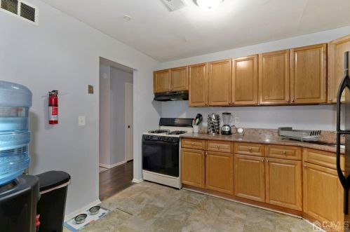 215 College Dr, Edison NJ 08817-5951 exterior