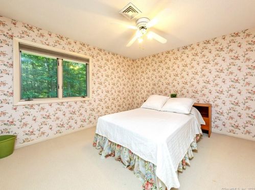 1 Essex Ct, Farmington CT 06032-1433 exterior