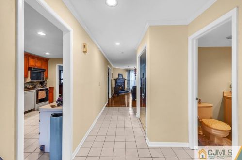 73 Laurel Holw Ct, Edison NJ 08820-1043 exterior