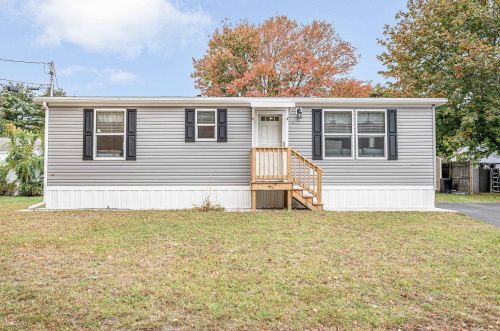 41 B St, Seabrook, NH 03874-6228