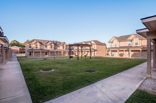 2002 20th St, Huntsville TX 77340-4913 exterior