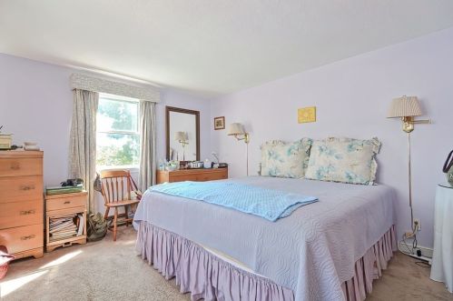 208 Cherry St, Newton MA 02465-1246 exterior