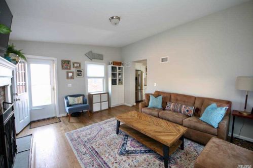 19 Livingston St, Huntington Station NY 11746-4026 exterior