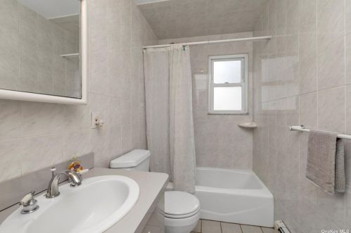 127 Berry St, Valley Stream NY 11580-3422 exterior